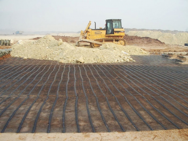 土工格柵鋪土現(xiàn)場